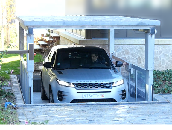 Monte-voiture enterré avec personne à bord LIFT SYSTEME