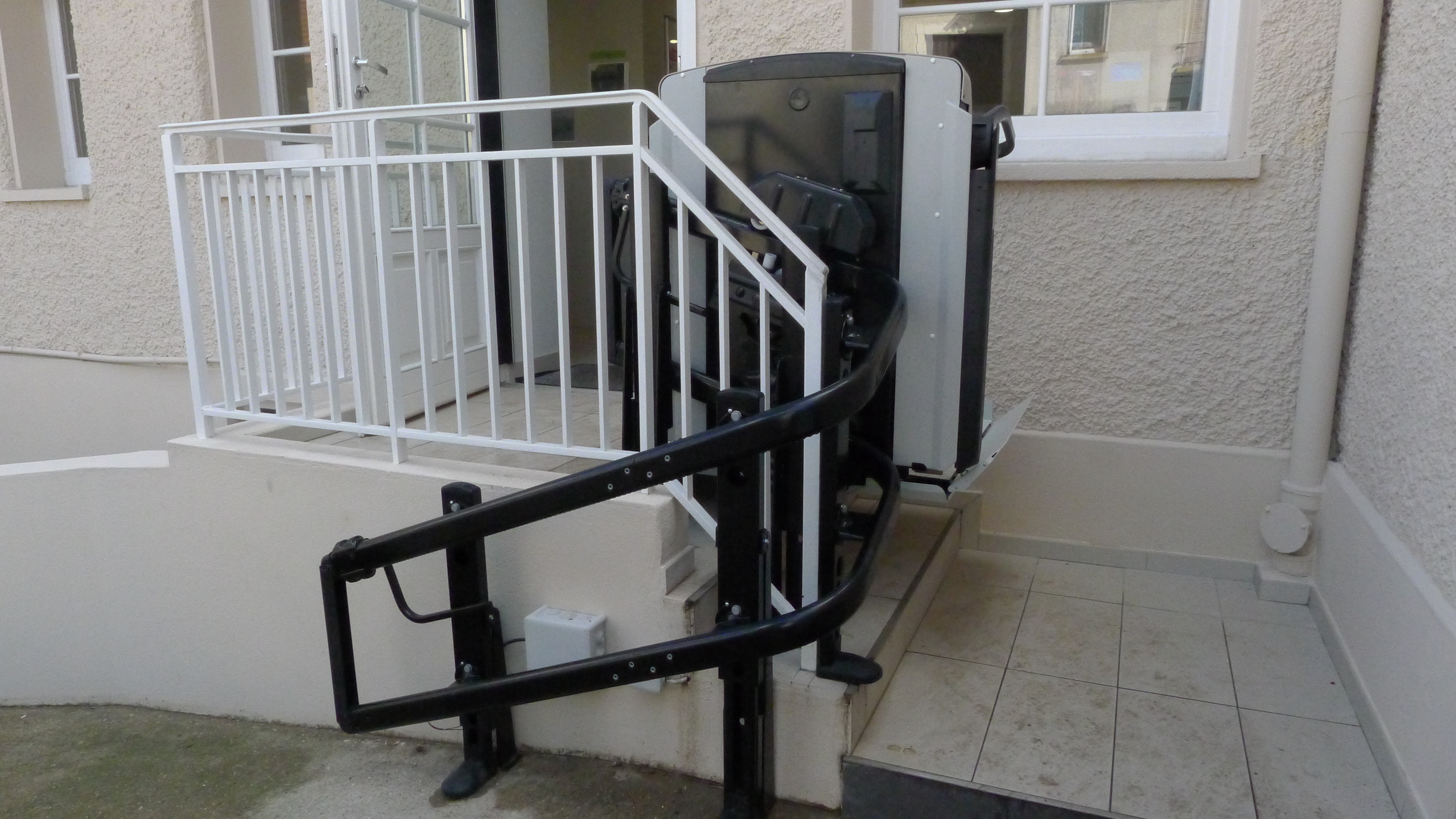 Plateforme monte-escalier plié